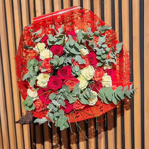 Bouquet de 40 roses gros boutons avec feuillage longues tiges