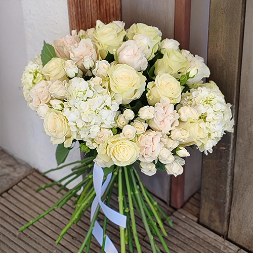 Bouquet de roses et hortensias