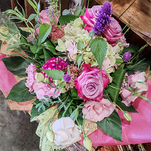Bouquet en poche d'eau camaïeu de roses parme avec hortensia