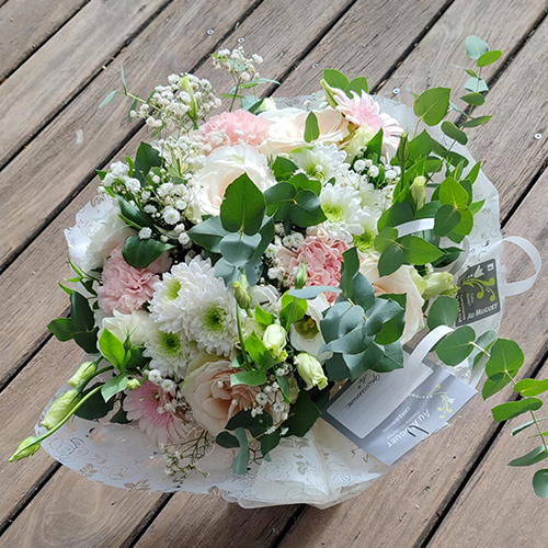 Bouquet en poche d'eau pour deuil teintes blanches et rose clair