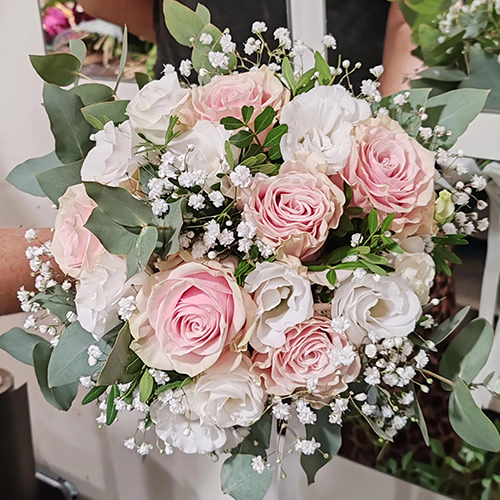 Bouquet rond avec roses et lysianthus
