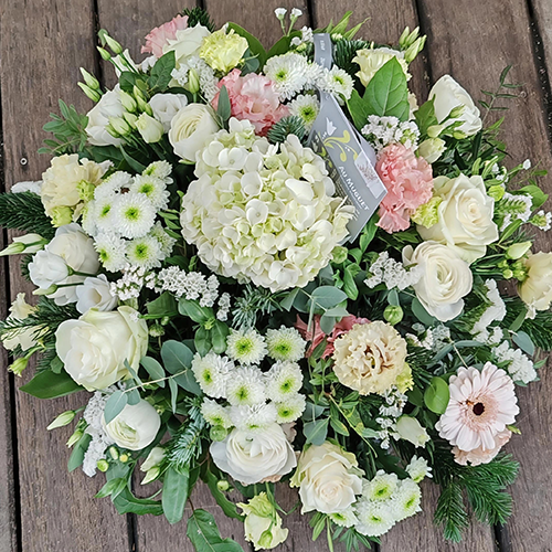 Coussin de deuil avec hortensia et roses teintes blanches, touche de rose